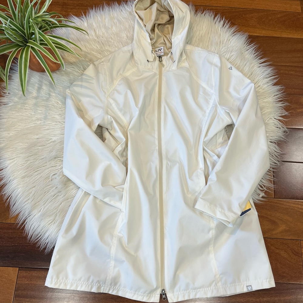 New🌿LIV Outdoor Livy Hooded Wind Proof and Water Repellent Softshell SIZ…